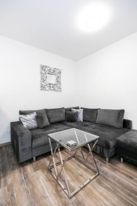 Alure Residences 1 & 24H Self Check-In, Free Parking In Front Of The Apartment Building, New Building, Terrace, Cafe With Breakfast In The Apartment Building, Next To The Aqua Park 班斯卡-比斯特里察 外观 照片