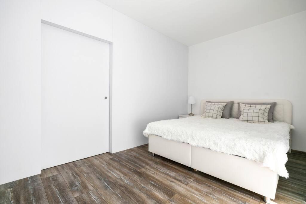 Alure Residences 1 & 24H Self Check-In, Free Parking In Front Of The Apartment Building, New Building, Terrace, Cafe With Breakfast In The Apartment Building, Next To The Aqua Park 班斯卡-比斯特里察 外观 照片