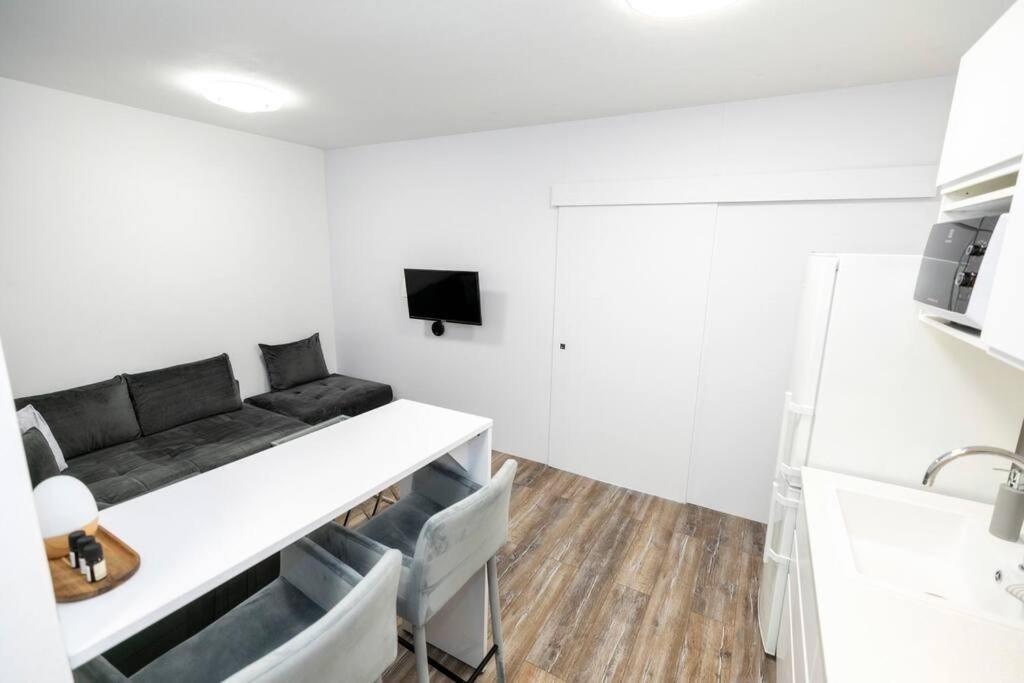 Alure Residences 1 & 24H Self Check-In, Free Parking In Front Of The Apartment Building, New Building, Terrace, Cafe With Breakfast In The Apartment Building, Next To The Aqua Park 班斯卡-比斯特里察 外观 照片