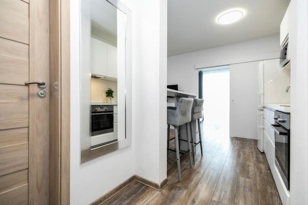 Alure Residences 1 & 24H Self Check-In, Free Parking In Front Of The Apartment Building, New Building, Terrace, Cafe With Breakfast In The Apartment Building, Next To The Aqua Park 班斯卡-比斯特里察 外观 照片
