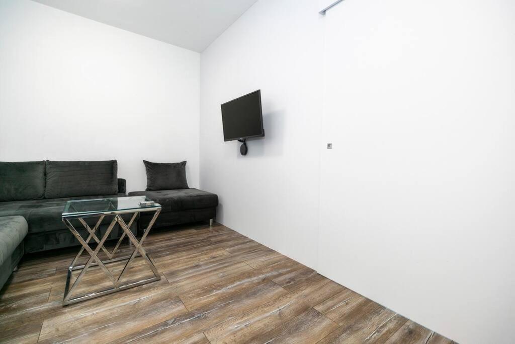 Alure Residences 1 & 24H Self Check-In, Free Parking In Front Of The Apartment Building, New Building, Terrace, Cafe With Breakfast In The Apartment Building, Next To The Aqua Park 班斯卡-比斯特里察 外观 照片